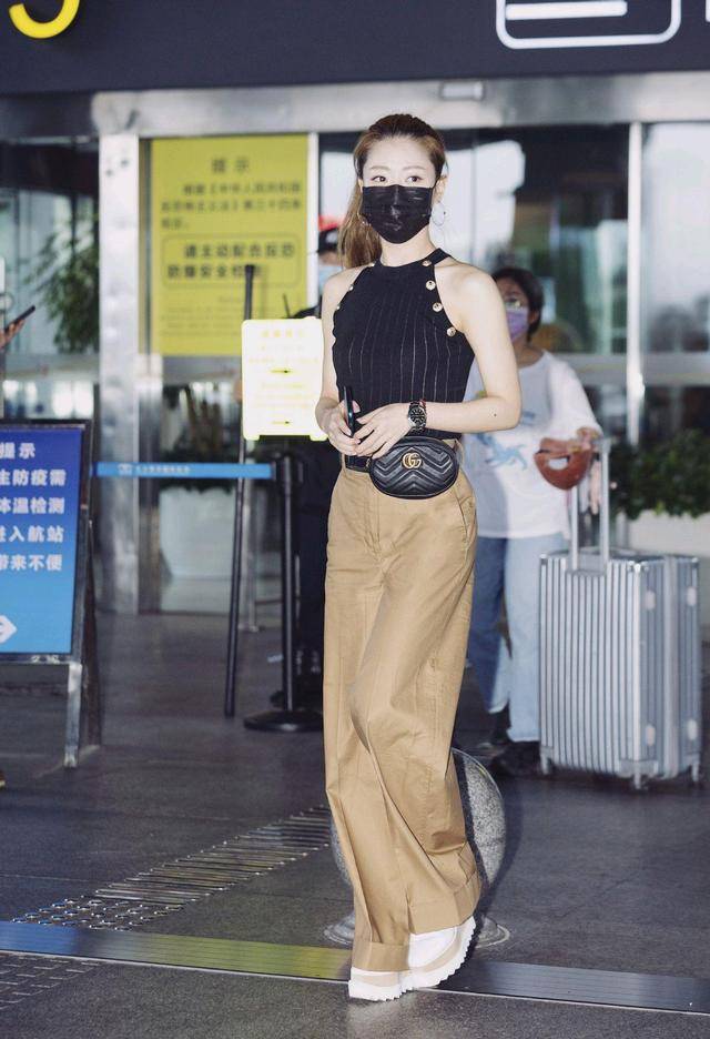 原创"浪姐"白冰气质太可了!黑西服搭配蓝色牛仔裤,气质潇洒又随性