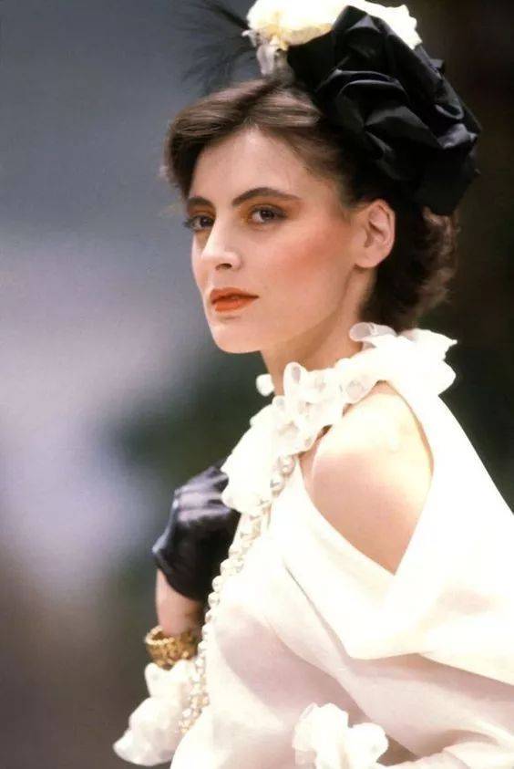 香奈儿历史上第一位专属模特,60岁了,依旧美得冒泡_伊娜