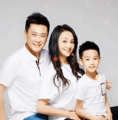 差点被砸到,吓得直流泪_霍水仙