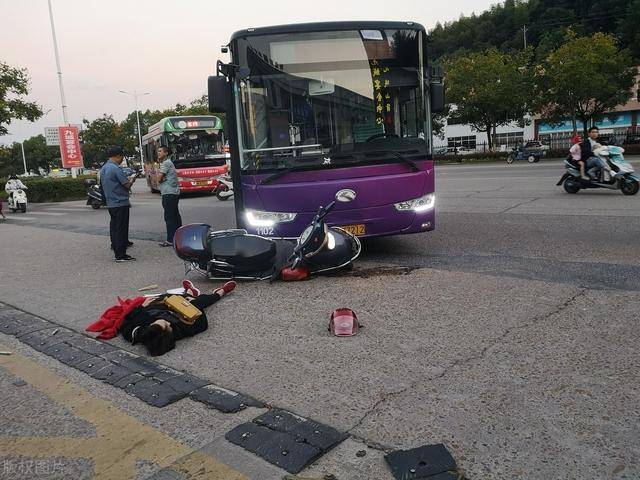 观点| 女子悠闲横穿马路,中途意外被撞,司机的责任有几分呢?