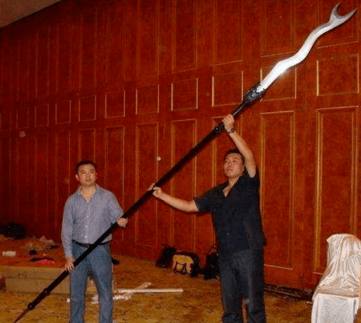 原创三国的丈八蛇矛贵族都爱用它装逼这类波浪刃武器到底强在哪