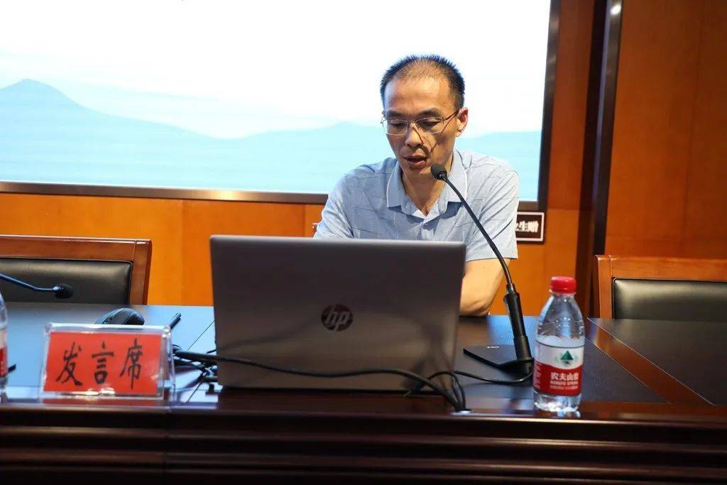 最后周峰副校长对暑期校本研修进行总结,希望各位老师利用假期完成