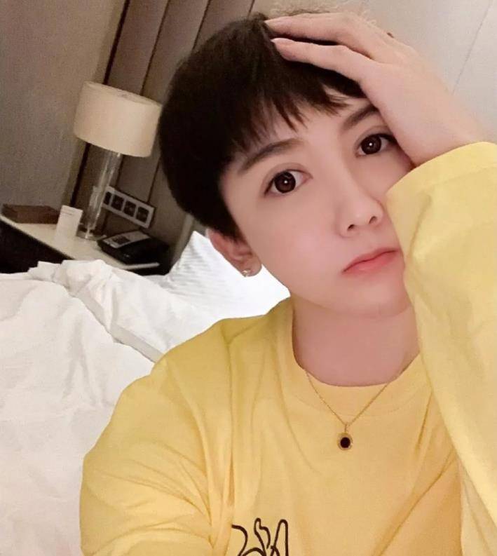 下巴疑似整回原样,化身帅气小哥哥霸气归来_刘梓