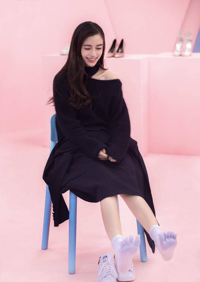 angelababy《不止ab面》私服,红色果冻裙配脚趾袜,这私服学不会_黑色