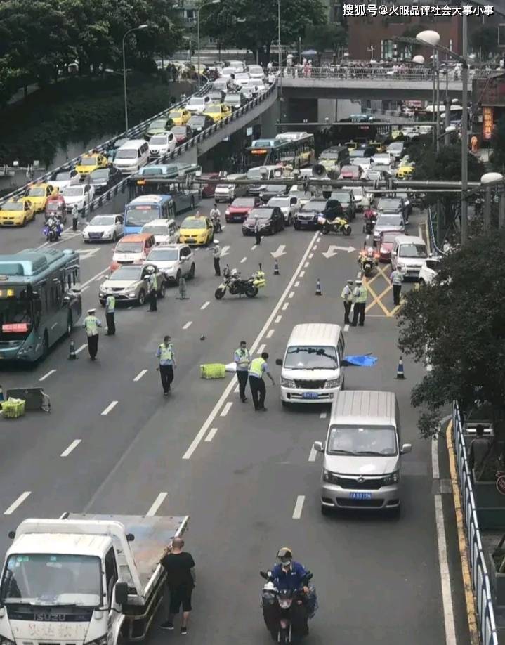 2·7重庆观音桥车祸图片