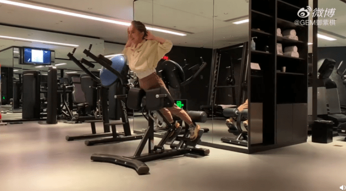 邓紫棋健身房边锻炼边唱歌 轻松飙高音毫无难度