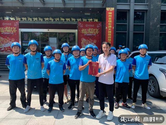 杭州抬车救人的12名骑手获阿里巴巴正能量奖励-科记汇