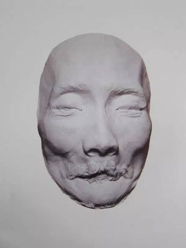 贴合在鲁迅的脸上,铸成了一个石膏像,取下石膏像的时候,带上了鲁迅的