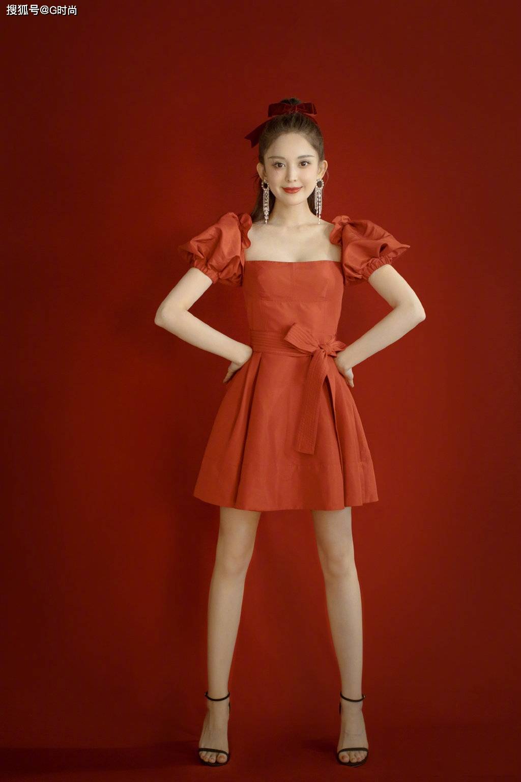 古力娜扎身穿红色的泡泡袖连衣裙少女感十足