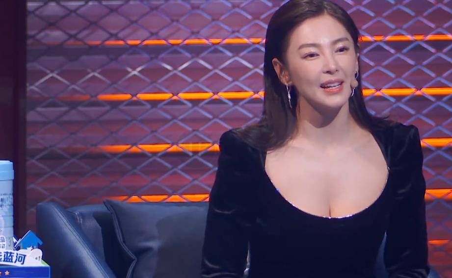 张雨绮参加脱口秀大会抢镜的不是耿直而是后背