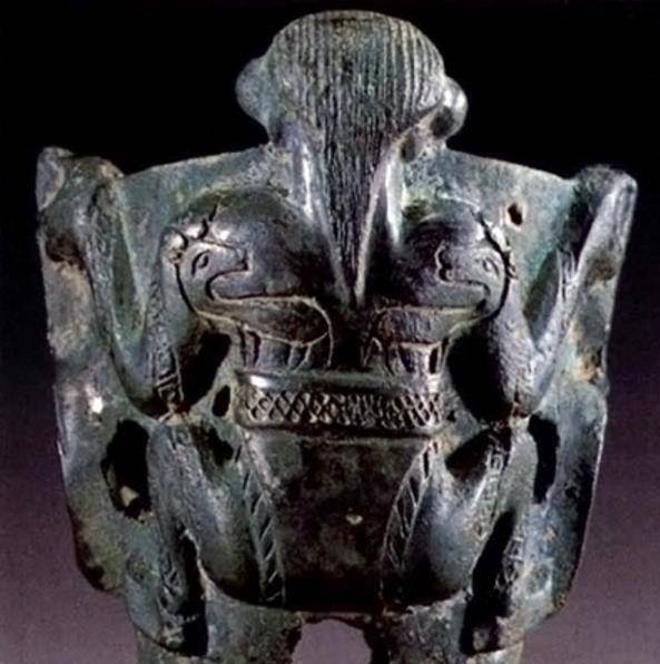 至于犊鼻裈,可以追溯到距今约4600年的龙山文化晚期的玉人.