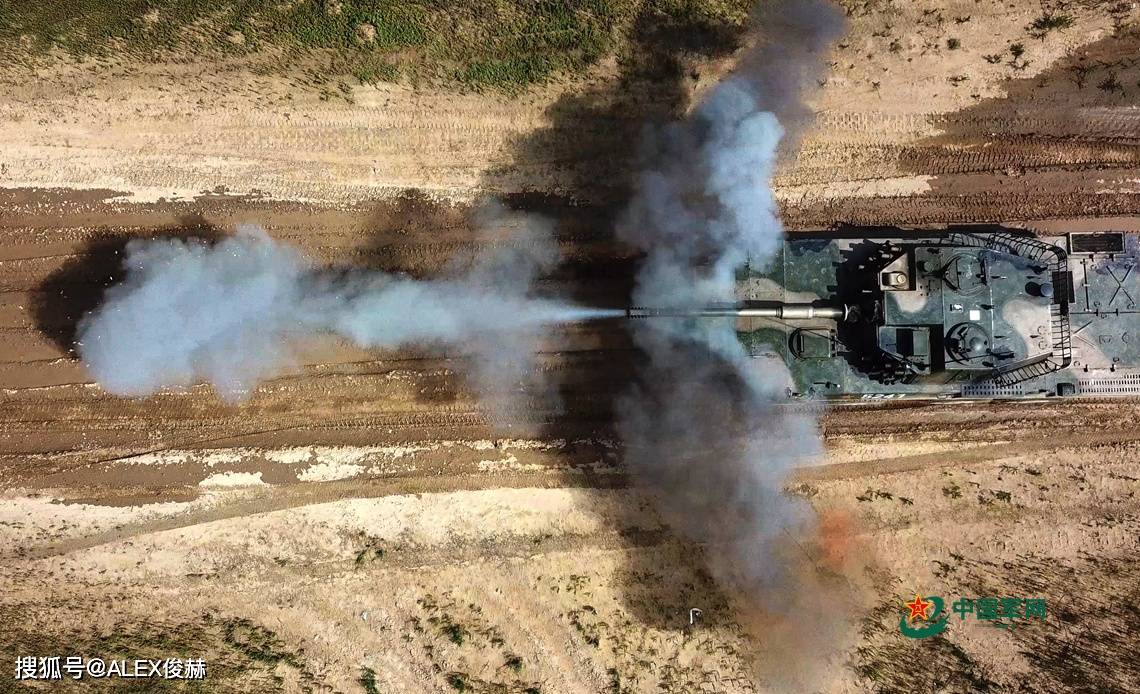 原创火力狂魔:我军轮式突击炮等重装备开火瞬间