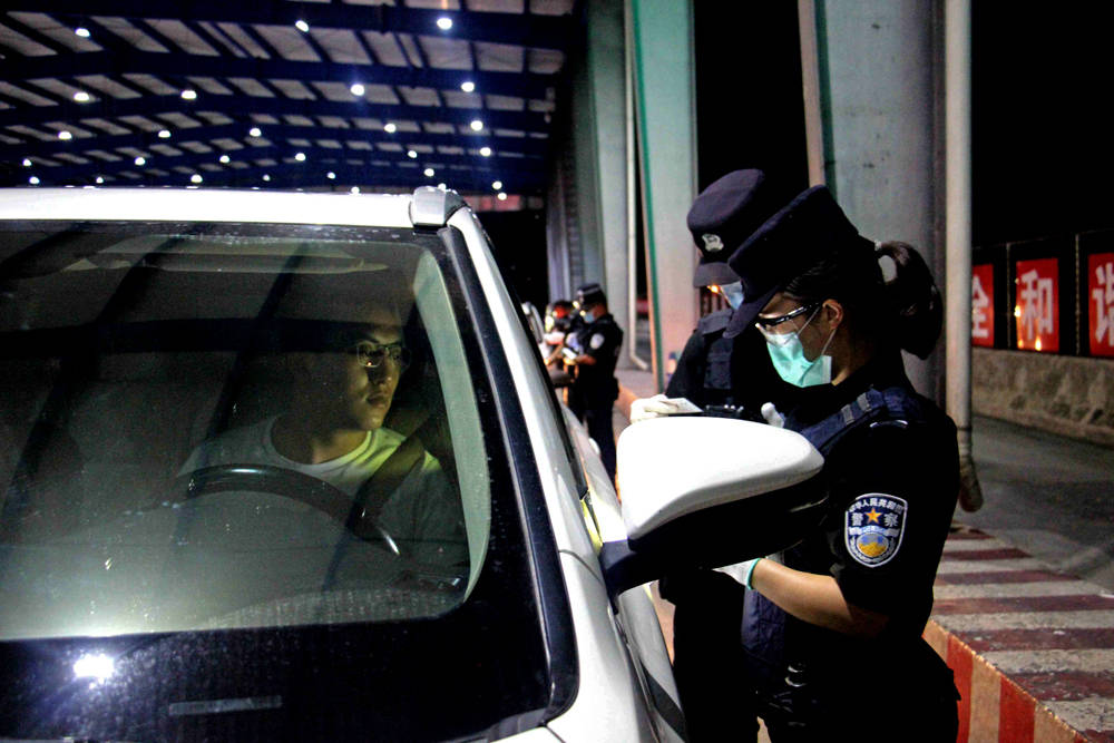 打开车厢,翻查快递,x光机过检,发现毒品……过程看似简单轻巧,但这个