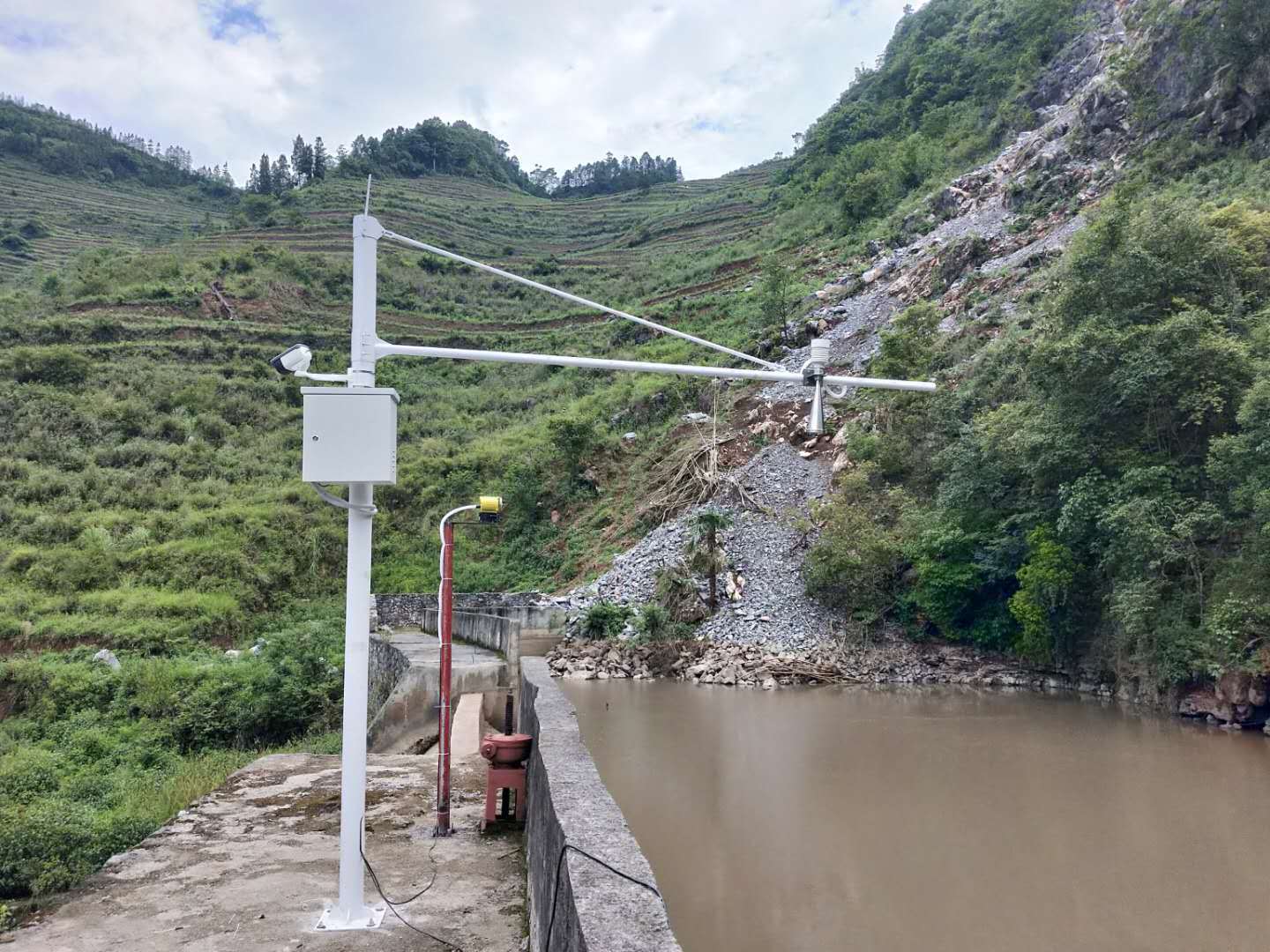 针对不同下泄口环境的水电站的生态流量监测