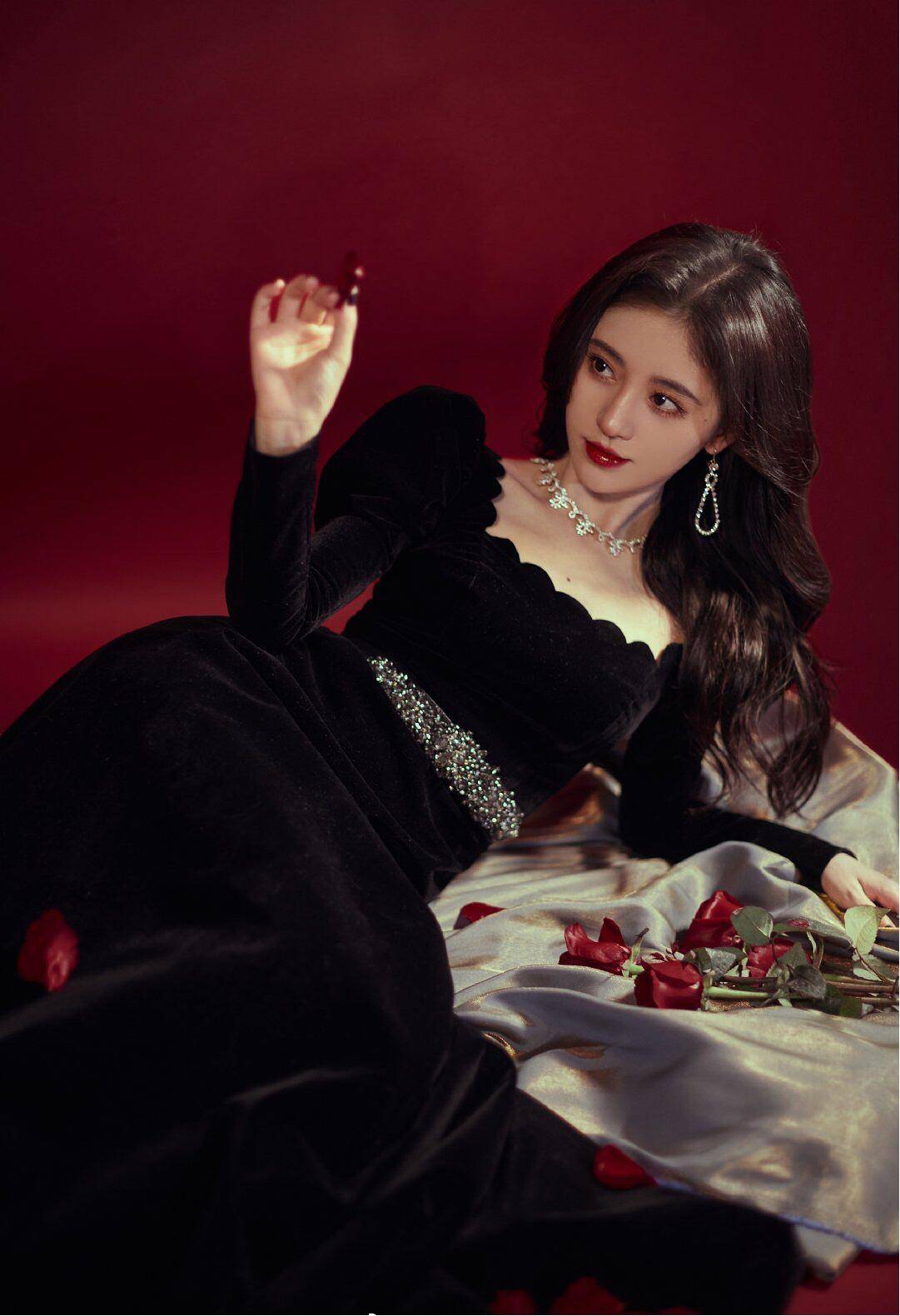 原创女星出圈神图刘亦菲人间蜜桃热巴女王人间富贵花就是她吧