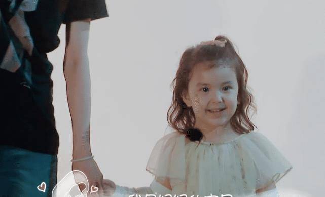 艾玛不好意思表演,非要拉着郑爽一起上台,她的反应才是真的暖心_时候