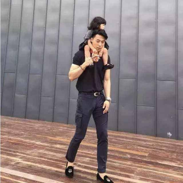 "冻龄爸爸"接18岁女儿放学,被误认为是男朋友,羡慕吗?