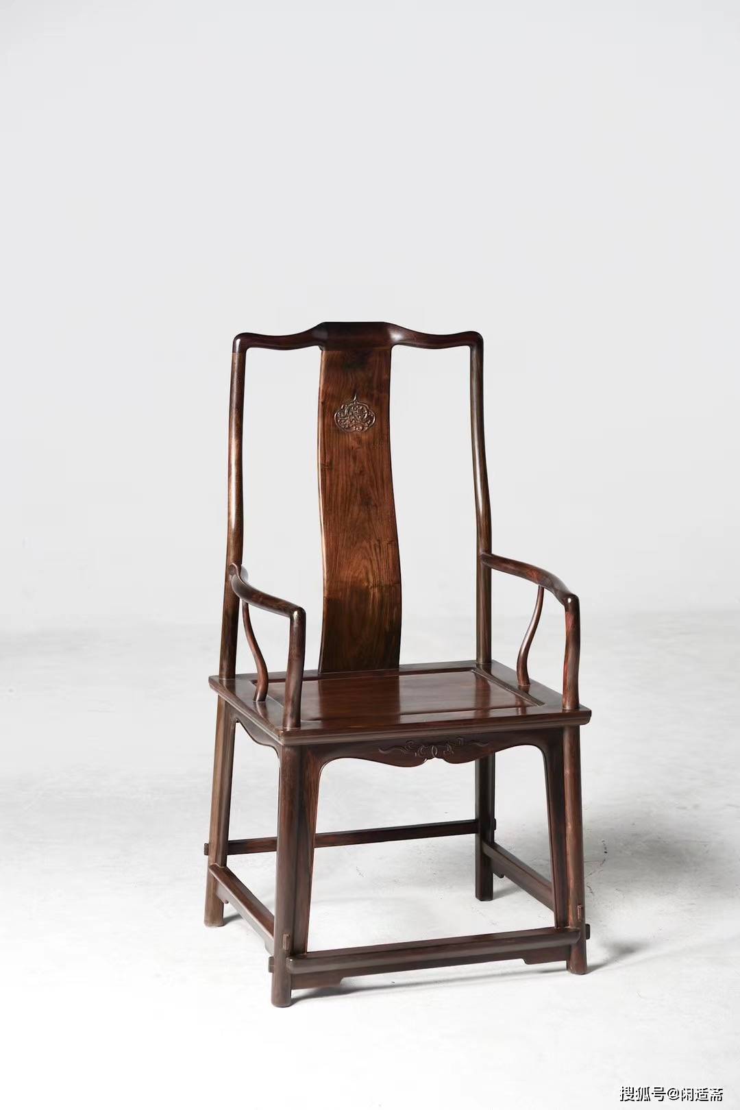 此官帽椅以王世襄《明式家具研究》器型为款,因其造型是古代椅具工艺