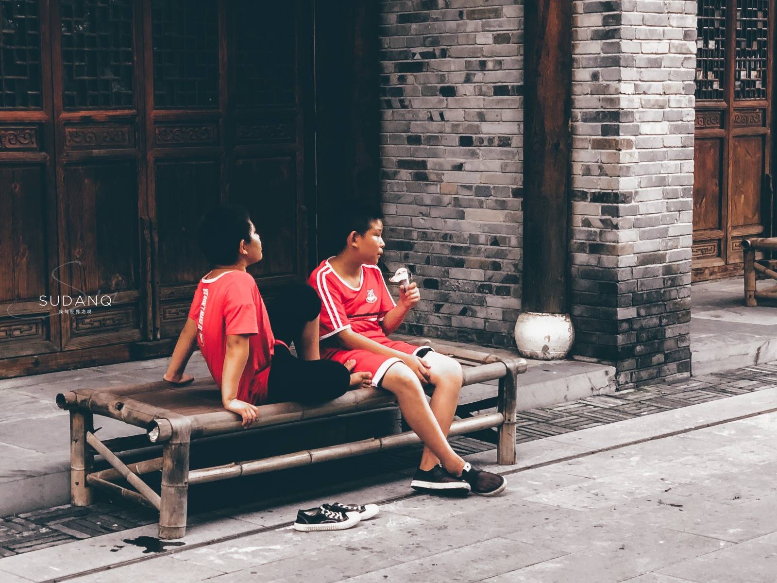 靠一张竹床消暑_汉口