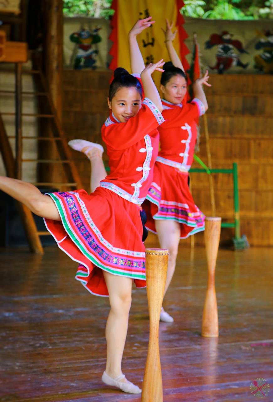 竹竿舞很好玩,有游客上台跟莎腰妹一起跳,如果跟不上节奏的话,很容易
