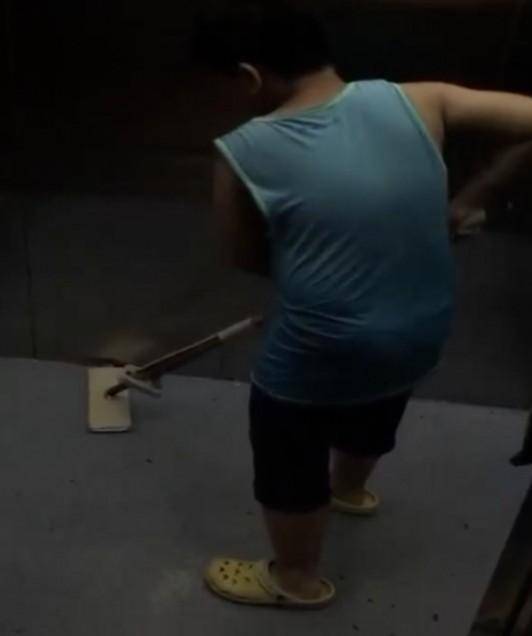 父亲用衣架暴打3个孩子做妈妈后才发现有时候真忍不住