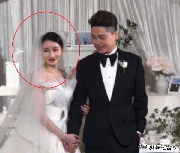 原创沈涛举行水上婚礼哽咽亲吻娇妻打破和王牌女郎费费多年绯闻