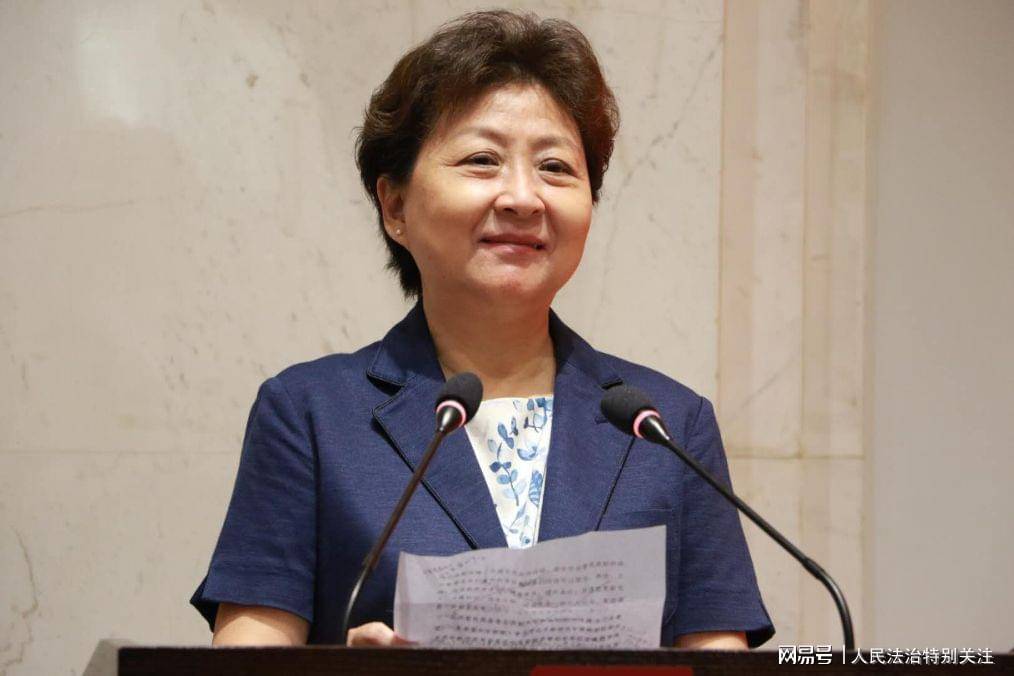 受赠代表郑州大学图书馆馆长姚武,郑州图书馆馆长李红岩发言.