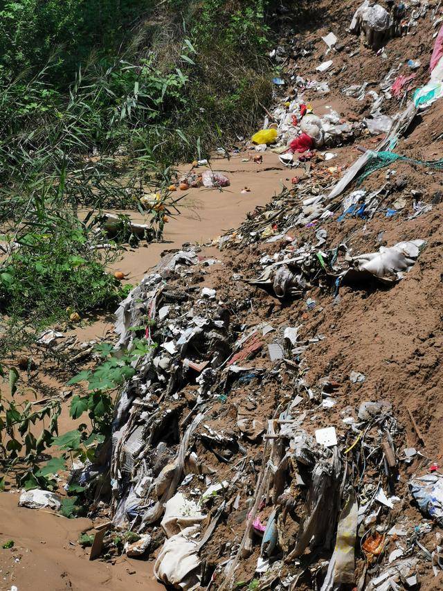 商丘梁园区王楼乡清凉寺农贸市场:大量垃圾就地掩埋引居民不满