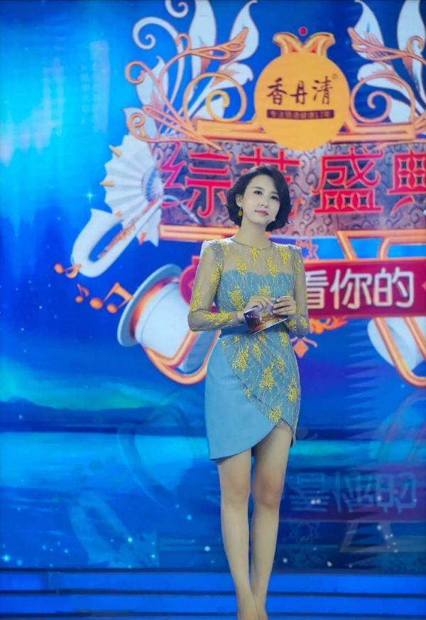 张蕾身材真不是吹的,一袭红色泡泡袖连衣裙,身材比例太完美