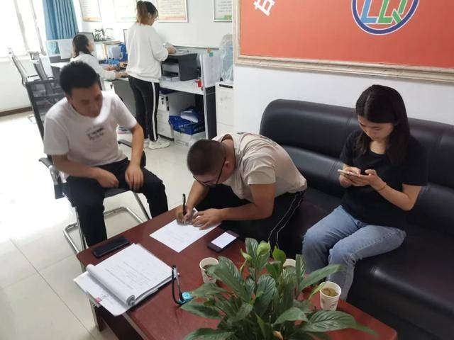 (电商中心工作人员与合伙人签订合同)
