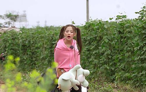 杨超越穿"空军一号"来农村,小白鞋变小黑鞋,网友:好心疼!