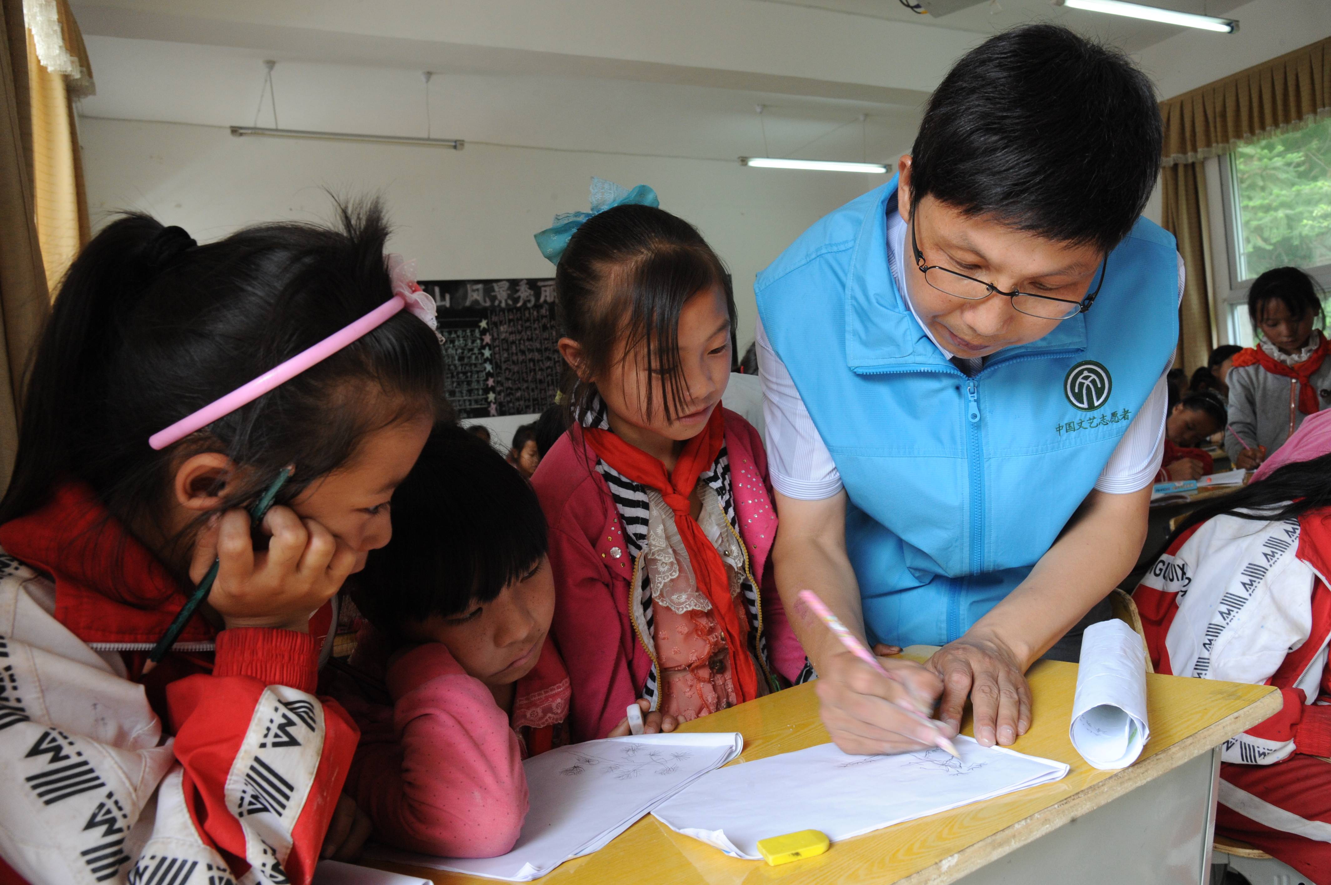 画家张继山讲述贵州山区文艺支教心曲———"我捧着一颗心来,不带半棵