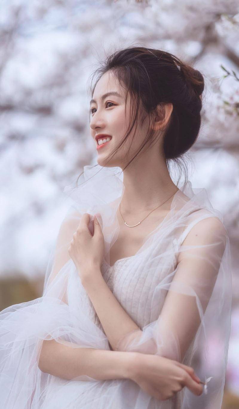 身披薄纱的丸子头美少女