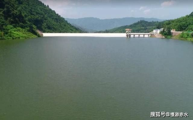 航拍贵州遵义赤水旺隆水库水库已经蓄满水好美
