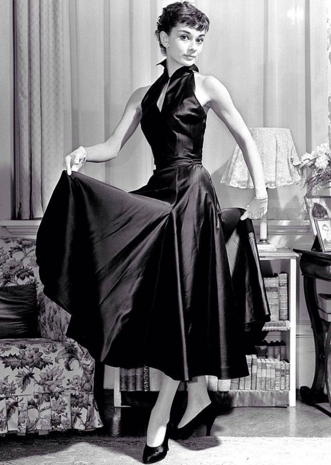 奥黛丽·赫本的美无可复制,一身黑衣黑裤翩翩起舞,优雅又高贵