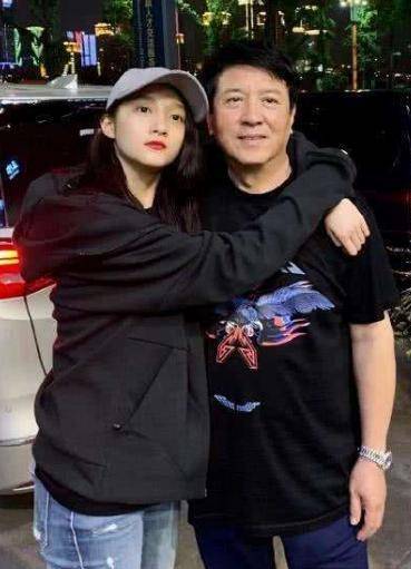 关少曾俩个女儿关晓彤童星出道享亿万流量,大女儿开面馆卖面维生_关晓