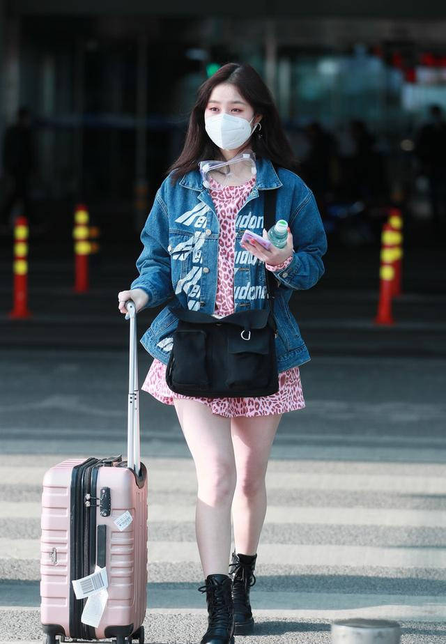 原创杨超越穿碎花裙太甜美,花边娃娃领稚气未脱,"建模脸"太精致了