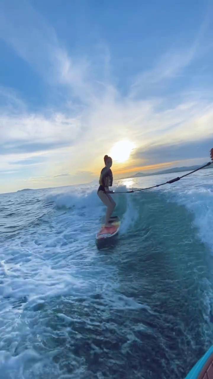baby晒冲浪视频 驰骋海浪之上大长腿吸睛