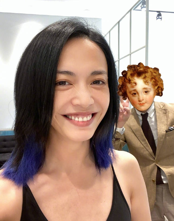 姚晨意外染扎眼蓝墨色发尾 开心自拍造型时尚前卫