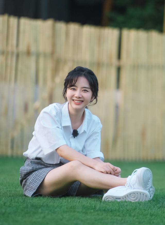 真不信谭松韵30岁,看她穿白衬衫和小孩在一起时,就是18少女