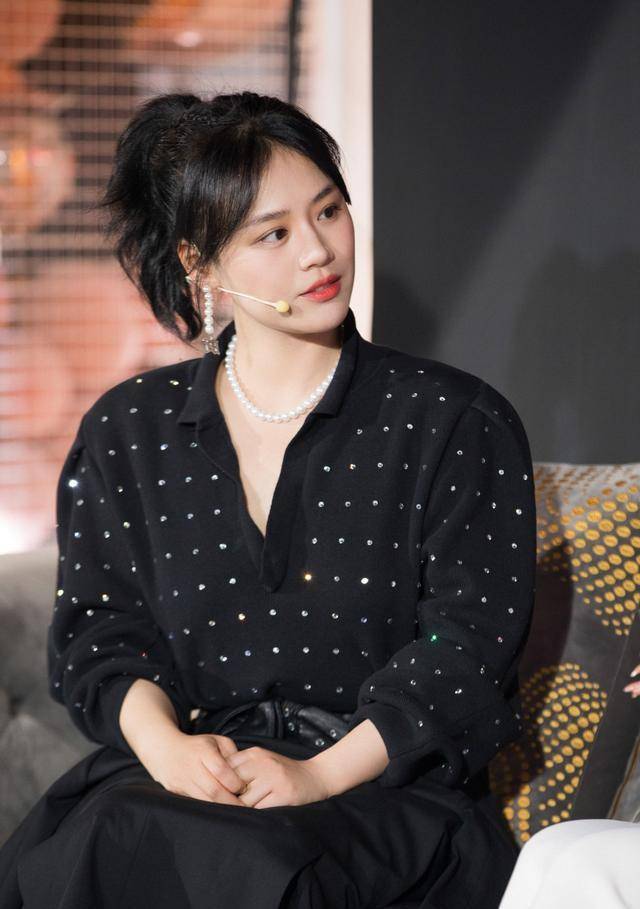 原创马思纯生图真不胖!一袭斑点长裙变优雅女神,久违露面美到认不出