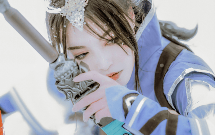 天刀国风女侠cos雪地舞剑,这腿露出来太杀了