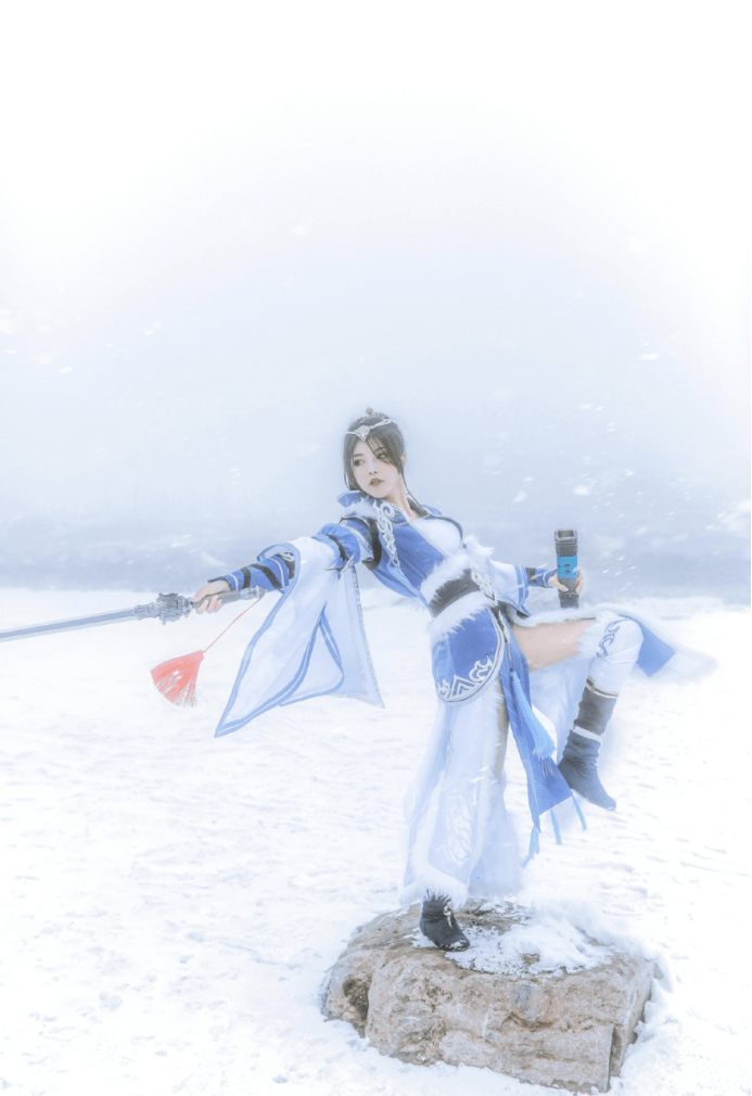 天刀国风女侠cos雪地舞剑,这腿露出来太杀了
