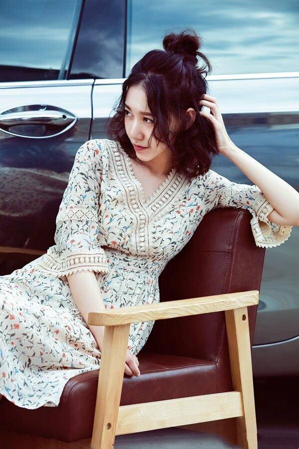 原创高露怎么保养的身着淡紫色花苞裙清纯甜美哪像是俩娃妈