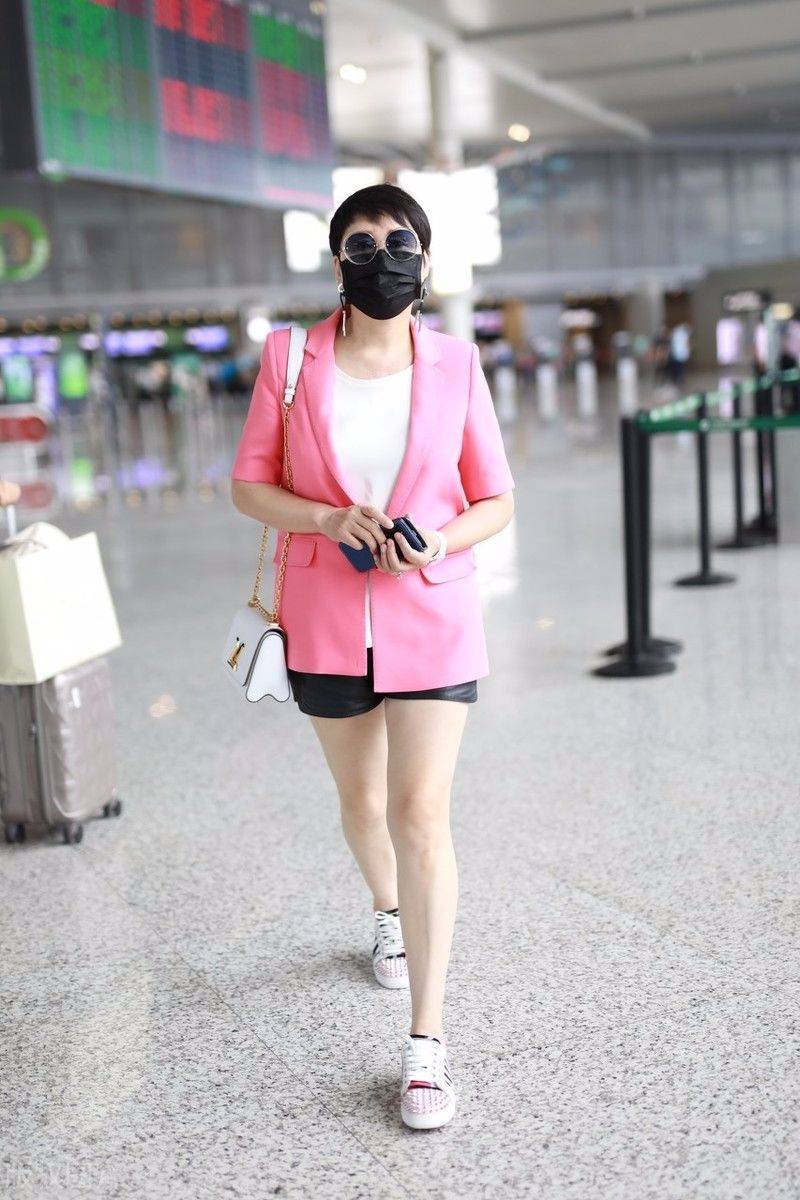 原创张凯丽穿粉西装走机场,还要搭皮短裤,老脸都豁出去了!