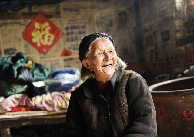 原创3位65岁老人哭诉:家有长寿老人,我快坚持不下去了,心酸又无奈