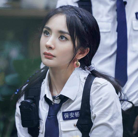 《密逃2》最新剧照,杨幂邓伦保安装英姿飒爽,黑白制服解锁新角色