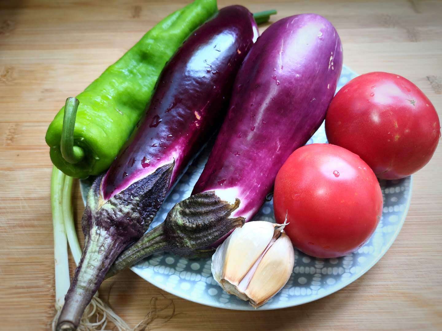 2根茄子2个西红柿我家一周吃5次配米饭太香了拿肉都不换