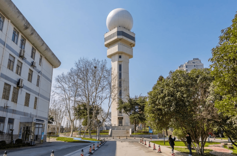 最早建于1960年,前身是南京大学气象学院,隶属中央(军委)气象局,在
