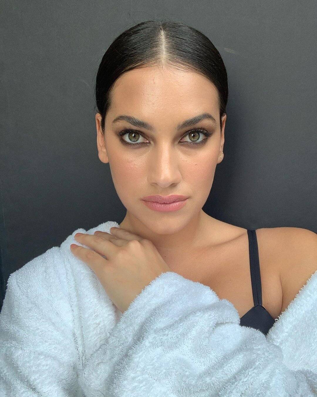 巴尔干半岛风情浓眉大眼的潜力股美女洛雷娜杜兰